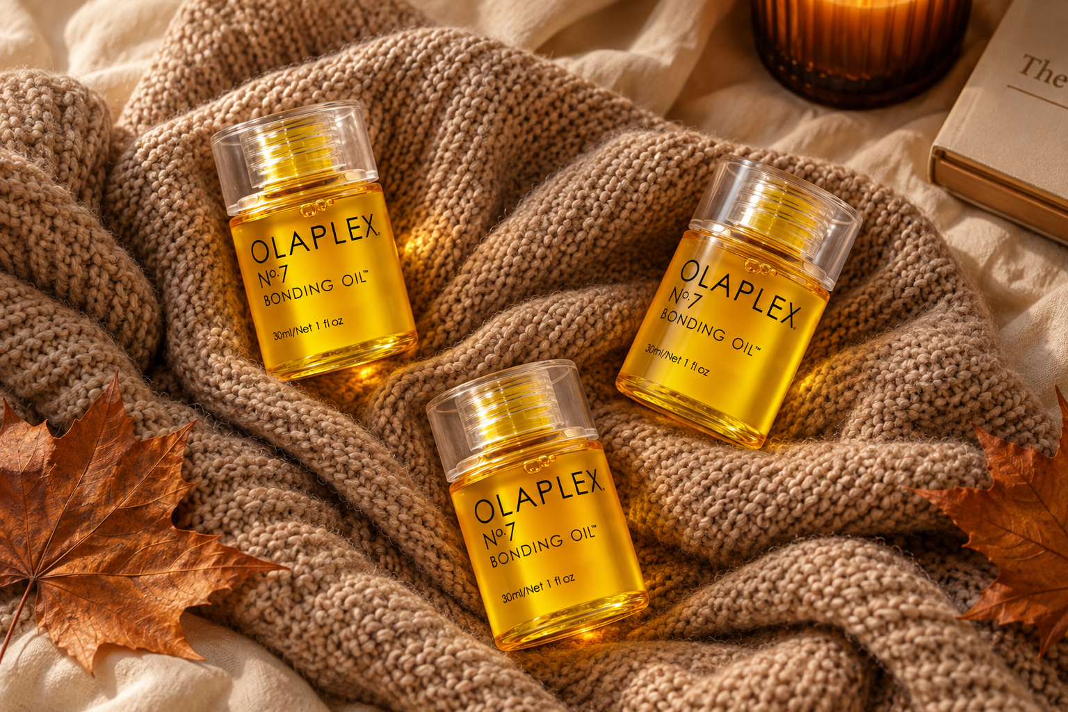 Tri OLAPLEX No.7 Bonding Oil proizvoda u jesenjem ambijentu